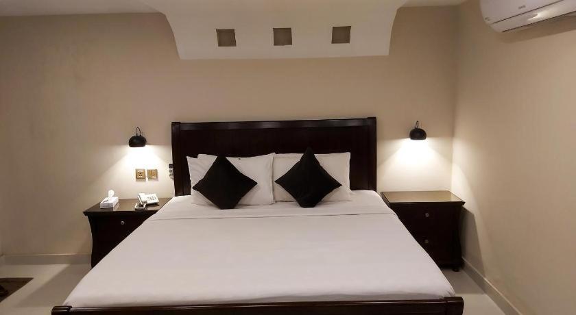 Hotel Mairona Gulberg ラホール エクステリア 写真